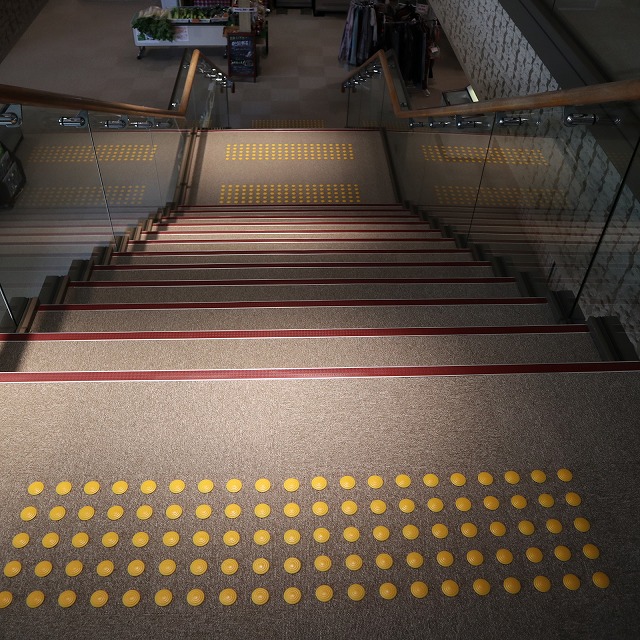 札幌市保養センター駒岡の階段の点字ブロック