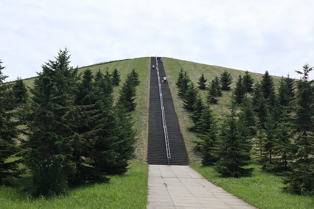 モエレ沼公園のモエレ山、階段側から撮影