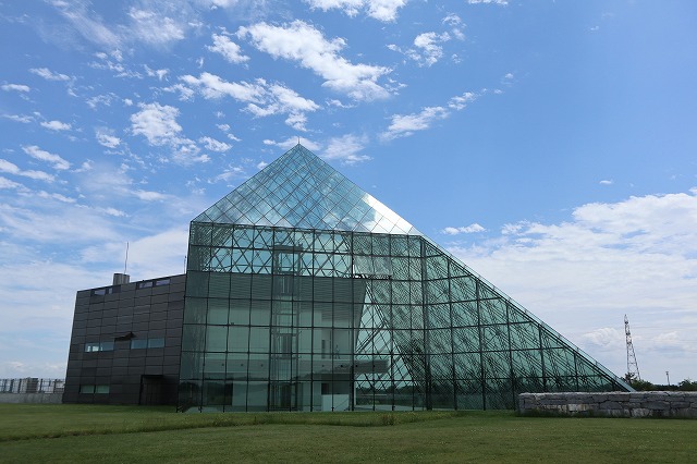 モエレ沼公園のガラスのピラミッドを駐車場の上から撮影