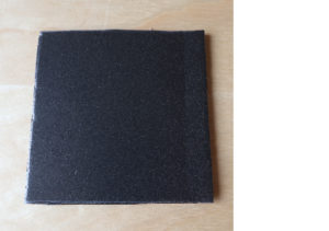 ペットボトルで作る水耕栽培容器　食品トレーを切った写真